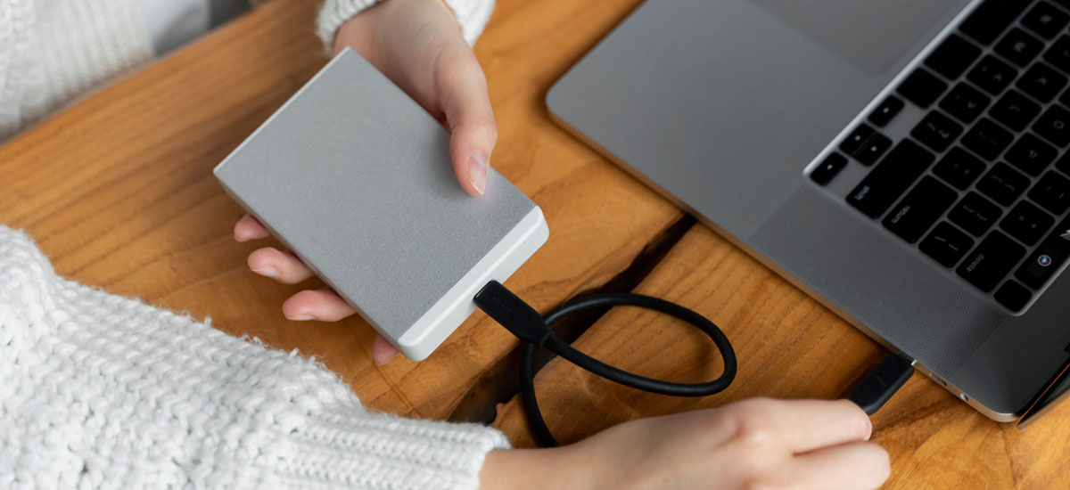 علت خرابی پورت USB-C مکبوک | راهنمای کامل عیبیابی 1 علت خرابی پورت USB-C مکبوک | راهنمای کامل عیبیابی