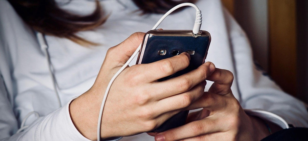 چرا گوشی شما کند شارژ میشود؟ دلایل و راهکارهای سریع 12 چرا گوشی شما کند شارژ میشود؟ دلایل و راهکارهای سریع